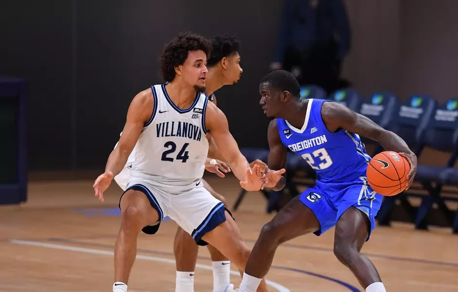 Villanova alumnus Jeremiah Robinson-Earl guards Crieghton's Damien Jefferson. Image courtesy of Villanova Athletics.